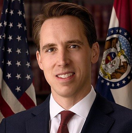 -Le Sénateur Josh Hawley affirme que Hong Kong est en train de devenir un état policier. Photo du studio de photographie du Sénat américain, Rebecca Hammel, Wikipédia.