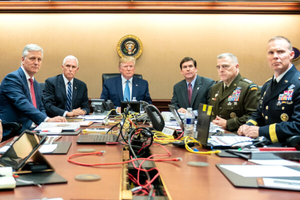 Le vice-président Mike Pence, le conseiller à la sécurité nationale Robert O'Brien, le secrétaire à la défense Mark Esper, le président des chefs d'état-major interarmées de l'armée américaine Mark A. Milley et le directeur adjoint des opérations spéciales Marcus Evans étaient présent avec le président Donald Trump, surveillant l'évolution de la situation dans le raid des forces d'opérations spéciales américaines visant Abu Bakr al-Baghdadi, le chef terroriste de l'EI, le 26 octobre 2019. (Shealah Craighead/The White House via Getty Images)