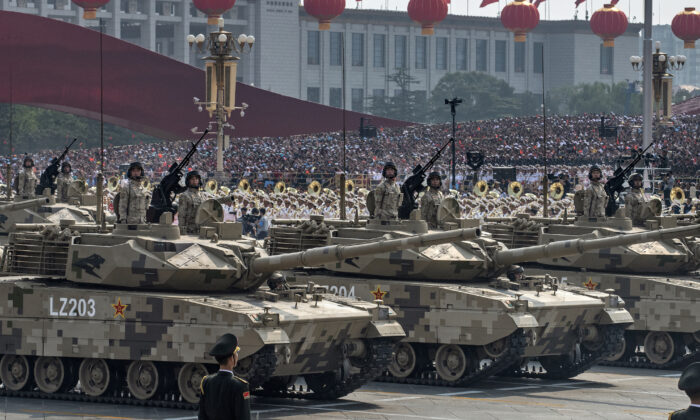 Des soldats chinois assis devant des chars lors d'un défilé pour célébrer le 70e anniversaire de la prise de contrôle de la Chine par le Parti communiste, sur la place Tiananmen à Pékin, le 1er octobre 2019. (Kevin Frayer / Getty Images)