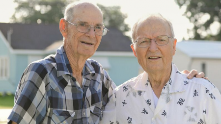 Deux cousins qui se croyaient morts pendant l’Holocauste nazi se retrouvent 75 ans plus tard