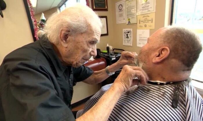 Anthony Mancinelli taille la barbe d'un client dans Fantastic Cuts à New Windsor, New York. (CNN)

