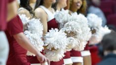 Des joueurs de basketball défendent une pom-pom girl atteinte de trisomie et la protègent des intimidateurs