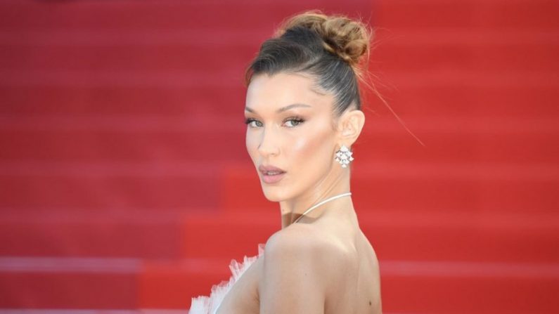 La mannequin américaine Bella Hadid pose alors qu'elle arrive pour la projection du film "Rocketman" à la 72e édition du Festival de Cannes , le 16 mai 2019. (Loic Venance/AFP/Getty Images) 