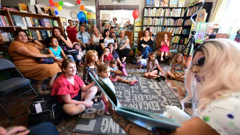 Une drag queen fait la lecture aux adultes et aux enfants à Riverside, Californie, le 22 juin 2019. (Frederic J. Brown/AFP/Getty Images)