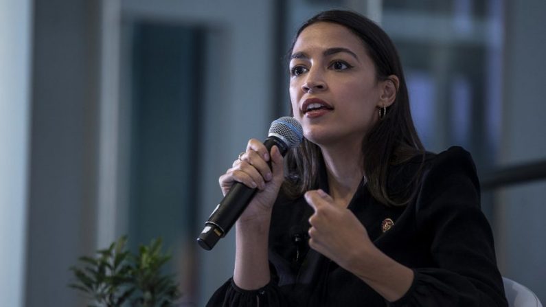 Alexandria Ocasio-Cortez (Parti démocrate, NY) prend la parole lors d'une assemblée publique organisée par la NAACP le 11 septembre 2019 à Washington, DC. (Zach Gibson/Getty Images)
