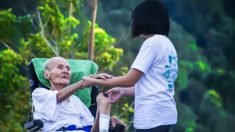 Un grand-père de 93 ans se baigne dans la mer pour la première fois et «flotte comme un bouchon»