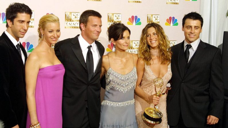 (De gauche à droite) Les acteurs David Schwimmer, Lisa Kudrow, Matthew Perry, Courteney Cox Arquette, Jennifer Aniston et Matt LeBlanc posent en coulisses lors de la 54e cérémonie annuelle des Primetime Emmy Awards au Shrine Auditorium à Los Angeles, Californie, le 22 septembre 2002. (Lee Celano/AFP/Getty Images)
