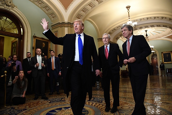 -Le président des États-Unis, Donald Trump, prend la parole aux côtés du chef de la majorité du Sénat, Mitch McConnell, et du sénateur Roy Blunt, whip de la majorité du Sénat, à son arrivée au déjeuner hebdomadaire du Sénat sur la politique républicaine au Capitole des États-Unis à Washington, DC, le 26 mars 2019. Photo de Brendan Smialowski / AFP / Getty Images.