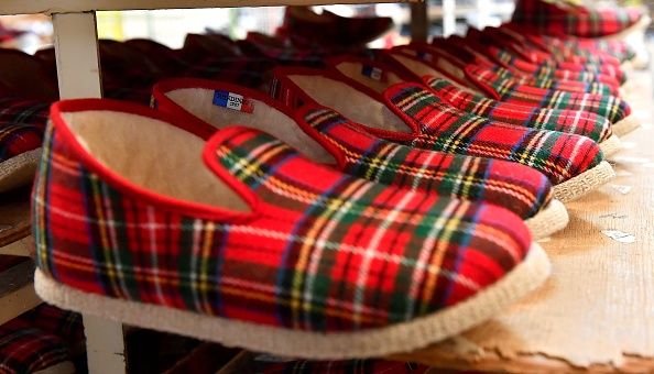 Modèles de pantoufles charentaises dans l'usine Charentaise Rondinaud à Rivières, près de La Rochefoucauld, qui existe depuis 1907. (Photo : GEORGES GOBET / AFP)        