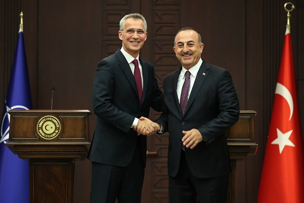 -Le ministre turc des Affaires étrangères Mevlut Cavusoglu serre la main du secrétaire général de l'OTAN, Jens Stoltenberg. Photo Adem ALTAN / AFP / Getty Images.