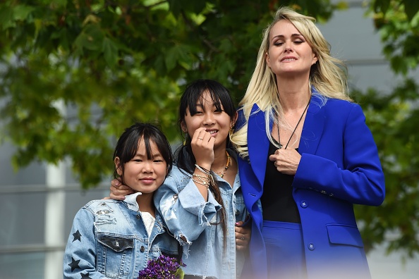 Laeticia Hallyday  veuve du chanteur Johnny Hallyday, et leurs filles Jade et Joy lors de l'inauguration de l'esplanade Johnny Hallyday devant le Zénith de Toulouse, le 15 juin 2019. (Photo : Eric CABANIS / AFP)        (Photo credit should read ERIC CABANIS/AFP/Getty Images)