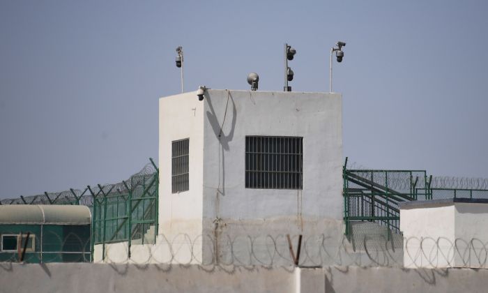 Le mur extérieur du complexe d'un camp de rééducation à la périphérie de Hotan, dans la région du Xinjiang au nord-ouest de la Chine, le 31 mai 2019. (Greg Baker/AFP/Getty Images)