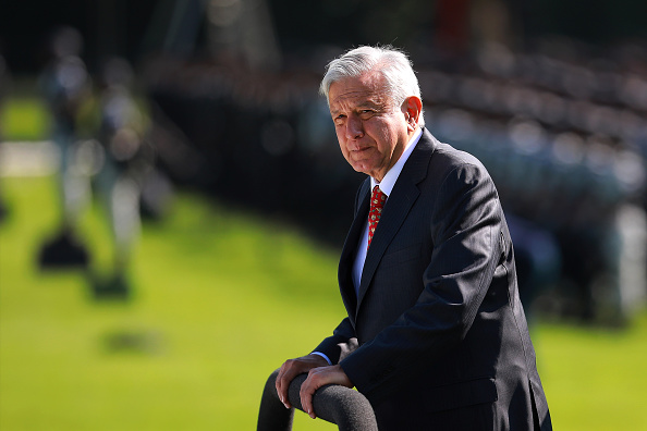 Le président du Mexique, Andrés Manuel Lopez Obrador, observe la cérémonie de déploiement de la nouvelle «force nationale de sécurité» mexicaine à Campo Marte le 30 juin 2019 à Mexico.  (Photo : Manuel Velasquez/Getty Images)