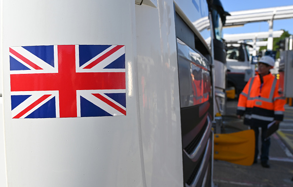 Des employés d'Eurotunnel contrôlent un camion britannique en route pour la France lors d'une journée d'essai 'Brexit' à l'entrée du tunnel sous la Manche à Folkestone, le 17 septembre 2019. (Photo : DENIS CHARLET/AFP/Getty Images)