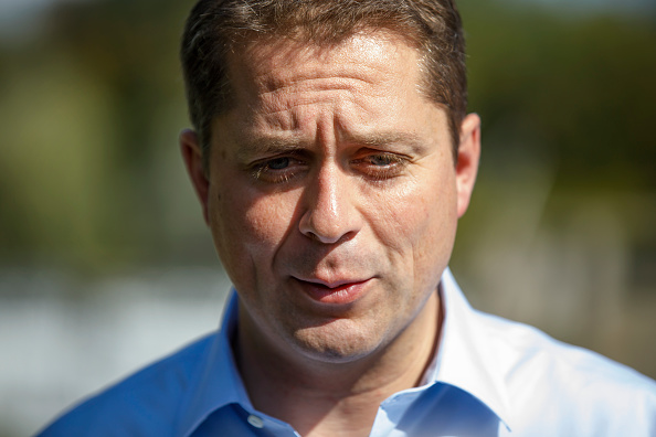 Le chef du parti conservateur, Andrew Scheer, s'exprime lors de son campagne le 24 septembre 2019 à Cambridge, au Canada. Scheer est confronté au Premier ministre Justin Trudeau, qui est plongé dans la controverse après que de vieilles photos de lui au visage noir ont fait surface. (Photo : Cole Burston/Getty Images)