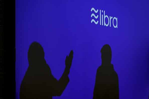 Le signe de Libra, le projet de crypto-monnaie lancé par Facebook lors d'une conférence organisée par l'école de marketing et de communication CREA à Genève le 26 septembre 2019.(Photo : FABRICE COFFRINI/AFP/Getty Images)