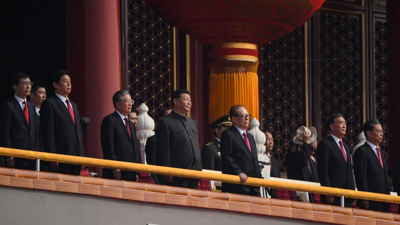 --Le président chinois Xi Jinping, les anciens présidents Jiang Zemin et Hu Jintao assistent à un défilé militaire sur la place Tiananmen à Beijing le 1er octobre 2019, à l'occasion du 70e anniversaire de la fondation de la République populaire de la Chine. Photo par Greg BAKER / AFP / Getty Images.