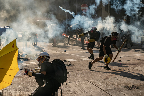 Des manifestants en faveur de la démocratie s'affrontent avec la police dans le district de Wong Tai Sin le 1er octobre 2019 à Hong Kong. (Photo : Anthony Kwan/Getty Images)