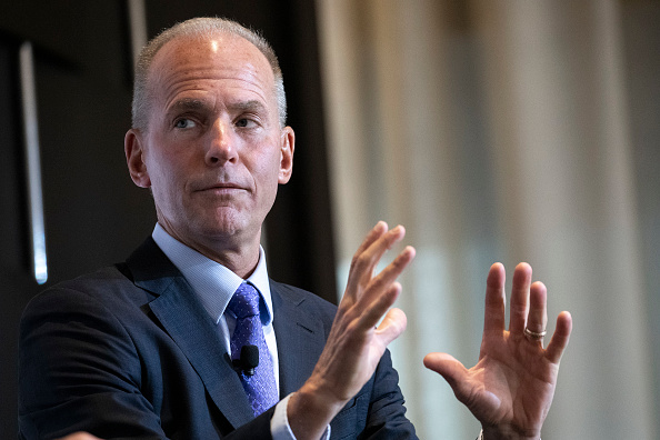 Dennis Muilenburg, PDG de Boeing, prend la parole lors d'un événement organisé par l'Economic Club le 2 octobre 2019 à New York. (Photo : Drew Angerer/Getty Images)