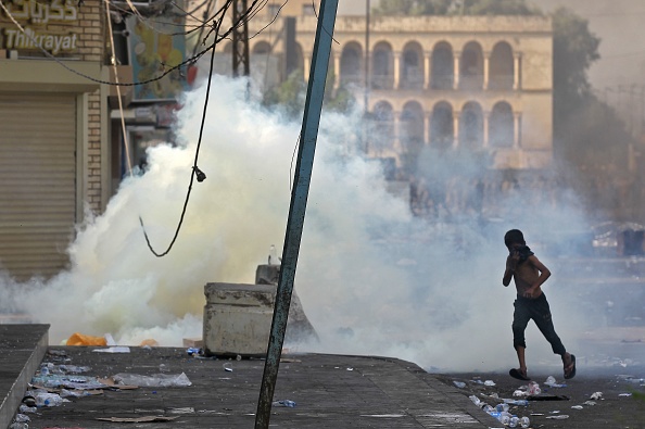 -Les forces de l’ordre ont tiré des balles réelles le 3 octobre pour disperser les manifestations qui se déroulent pour la troisième journée à Bagdad, en dépit du couvre-feu à durée indéterminée en vigueur depuis l'aube. Les manifestations chaotiques et les affrontements qui ont suivi avec la police anti-émeute à Bagdad et dans plusieurs villes du sud du pays ont fait de nombreux morts. Photo par AHMAD AL-RUBAYE / AFP / Getty Images.