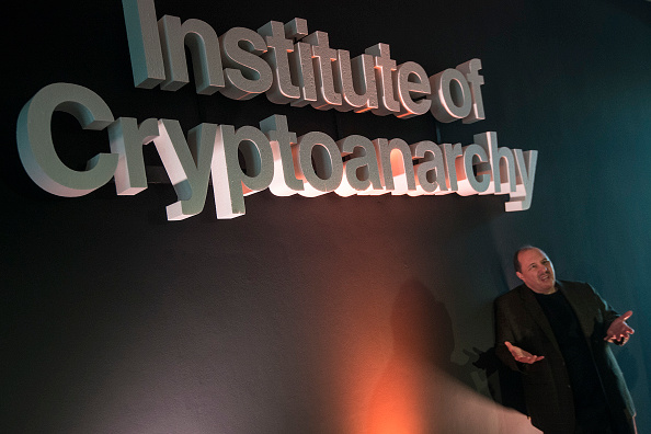 Paul Rosenberg, américain,  cofondateur de Cryptohippie et auteur du bulletin d'information Freemans Perspective, participe au 6e congrès annuel des hackers, Paralelni Polis, le 4 octobre 2019 à Prague. (Photo : MICHAL CIZEK/AFP via Getty Images)