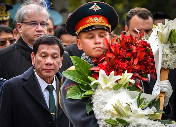 Le président des Philippines, Rodrigo Duterte, assiste à une cérémonie de dépôt de gerbe de fleurs sur la tombe du soldat inconnu, dans le centre de Moscou, le 4 octobre 2019, dans le cadre de sa visite officielle en Russie. 
 (Photo : YURI KADOBNOV/POOL/AFP via Getty Images)