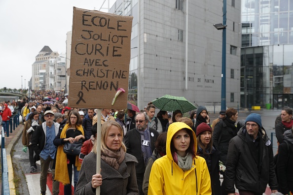 Marche blanche le 5 octobre 2019 devant la mairie de Pantin, en hommage à Christine Renon, directrice d'école. (GEOFFROY VAN DER HASSELT/AFP via Getty Images)