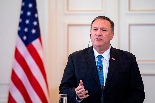 -Le secrétaire d'État américain Mike Pompeo donne une conférence de presse conjointe avec le ministre grec des Affaires étrangères Nikos Dendias à la suite de leur rencontre au ministère des Affaires étrangères à Athènes, le 5 octobre 2019. Photo par ANGELOS TZORTZINIS / AFP / Getty Images.