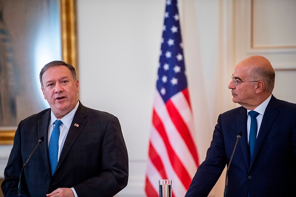 Le secrétaire d'État américain Mike Pompeo (à gauche) et le ministre grec des Affaires étrangères, Nikos Dendias, donnent une conférence de presse conjointe à la suite de leur rencontre au ministère des Affaires étrangères à Athènes, le 5 octobre 2019, dans le cadre de la tournée européenne de Pompeo dans quatre pays. (Photo : ANGELOS TZORTZINIS/AFP via Getty Images)