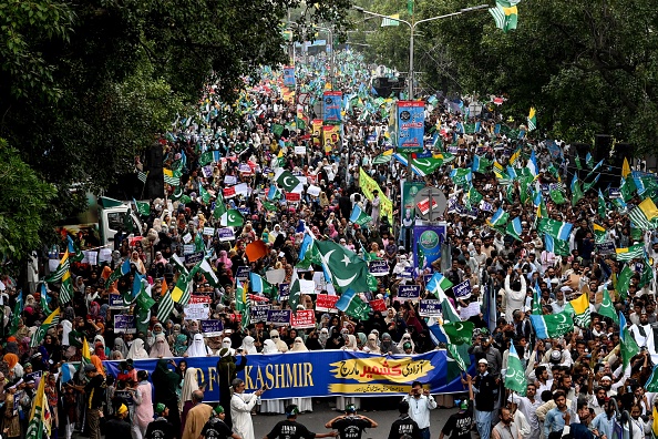 Des partisans et des militants de Jamaat-e-Islami Pakistan tiennent des pancartes, des banderoles et des drapeaux lors de leur marche lors d'une marche du Cachemire Azadi («La liberté du Cachemire») à Lahore le 6 octobre 2019.(Photo : ARIF ALI/AFP via Getty Images)