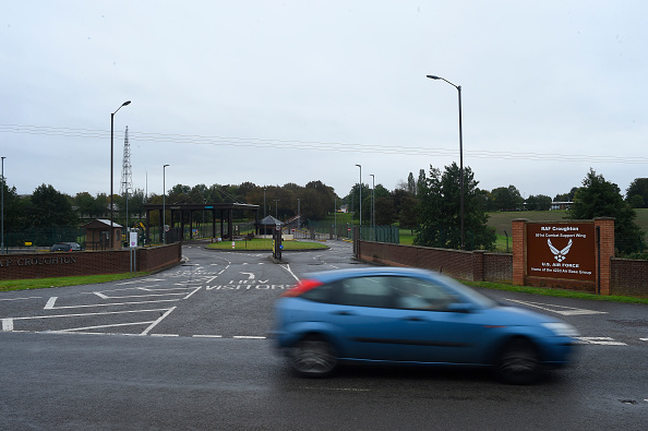 Vue générale de la RAF Croughton le 7 octobre 2019 près de Brackley, en Angleterre. Harry Dunn, un motocycliste de 19 ans, a été tué dans une collision avec une voiture le 27 août  près de la RAF Croughton. Le chauffeur a été identifié comme étant Anne Sacoolas, épouse d'un diplomate américain, qui est depuis retournée aux États-Unis. (Photo : Peter Summers/Getty Images)