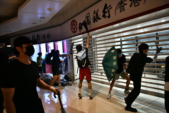 Les manifestants détruisent une succursale de la Banque de Chine dans le quartier résidentiel de Kowloon, Tseung Kwan O, le 7 octobre 2019. (Photo : ANTHONY WALLACE/AFP via Getty Images)