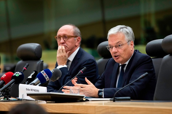 Johan Vande Lanotte (à gauche), membre du parti d'opposition belge Socialist Party, et le vice-premier ministre belge, ministre des Affaires étrangères et de la Défense, Didier Reynders, donnent une conférence de presse à l'issue d'une réunion avec le roi au palais royal de Bruxelles, le 7 octobre 2019 (Photo : HATIM KAGHAT/BELGA/AFP via Getty Images)