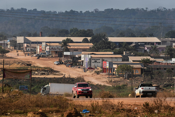 -Vue générale de Moraes Almeida, une ville le long d'un tronçon de l'autoroute transamazonienne, à Itaituba, dans l'État de Para, au Brésil, le 13 septembre 2019. Une vague de pionniers s'est déplacée au bord de l'autoroute transamazonienne après avoir été construit par l’état pour peupler une région considérée comme vulnérable aux invasions étrangères. Photo de NELSON ALMEIDA / AFP / Getty Images.