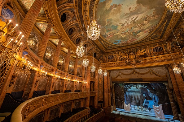 -Cette photo prise le 2 octobre 2019 montre l'Opéra Royal du Château de Versailles, à l'ouest de Paris. Photo de BERTRAND GUAY / AFP / Getty Images.