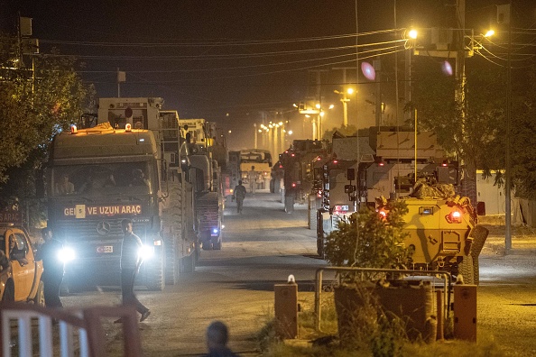 Des soldats de l'armée turque se dirigent vers la frontière syrienne près d'Akcakale, dans la province de Sanliurfa, le 8 octobre 2019. (Photo : BULENT KILIC/AFP via Getty Images)