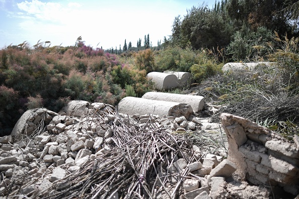 -Cette photo prise le 12 septembre 2019 montre un cimetière ouïghour traditionnel qui a été détruit à Shayar, dans la région du Xinjiang. La Chine détruit les lieux de sépulture où reposent des générations de familles ouïghours, laissant derrière elle des ossements humains et des tombes brisées dans ce que les activistes appellent un effort visant à éradiquer l'identité du groupe ethnique au Xinjiang. Photo HECTOR RETAMAL / AFP / Getty Images.