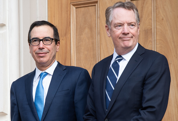 Le secrétaire américain au Trésor, Steven Mnuchin (à gauche) et le représentant américain au Commerce, Robert Lighthizer (à droite), attendent le vice-Premier ministre chinois Liu He pour des négociations commerciales au bureau du représentant américain au commerce à Washington, le 10 octobre 2019. (Photo :  SAUL LOEB/AFP via Getty Images)