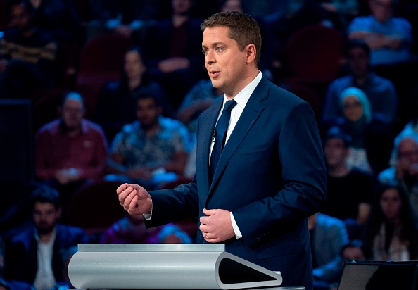 -Le 10 octobre 2019, le chef conservateur Andrew Scheer prend la parole lors du débat en français sur la langue française au Musée canadien de l'histoire à Gatineau (Québec). Photo de CHRIS WATTIE / POOL / AFP via Getty Images 