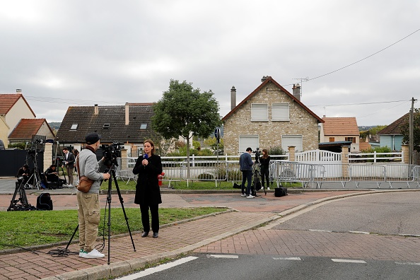 -Cette photo prise le 12 octobre 2019 montre des barrières placées devant une maison à Limay, au nord-ouest de Paris, qui serait le domicile d'un homme arrêté le 11 octobre 2019 à l'aéroport de Glasgow, en Écosse, soupçonné d'être le fugitif français Xavier Dupont De Ligonnes. L’homme arrêté le 11 octobre 2019 à Glasgow n'est pas Xavier Dupont de Ligonnès, selon un test ADN qui s'est révélé négatif, aurait-on rapporté le 12 octobre, d'une source proche de l'enquête. Photo de Thomas SAMSON / AFP / Getty Images.