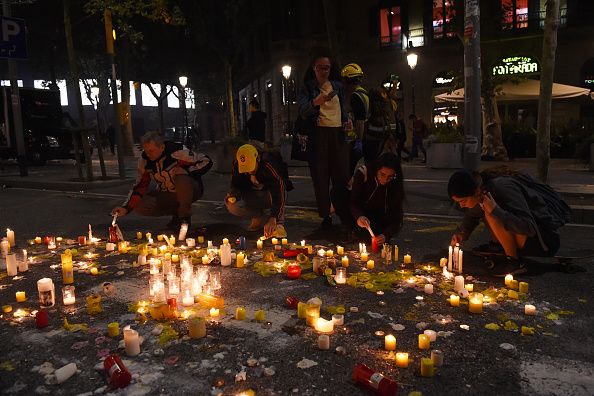 -Des gens allument des bougies lors d'une manifestation contre l'emprisonnement de séparatistes catalans dans la rue Mallorca, près de la délégation du gouvernement espagnol, le 15 octobre 2019 à Barcelone, en Espagne. La Cour suprême espagnole a condamné neuf dirigeants séparatistes catalans de neuf à 13 ans de prison pour leur rôle dans le référendum sur l'indépendance de la Catalogne en 2017. Photo par Alex Caparros / Getty Images.