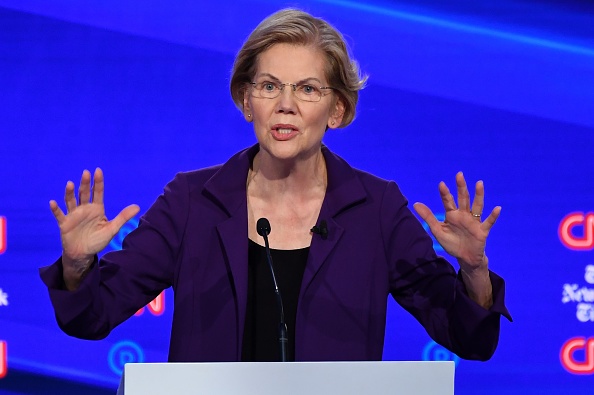 -La sénatrice du Massachusetts, Elizabeth Warren, candidate démocrate à la présidentielle, s'exprime lors du quatrième débat primaire démocratique de la saison de campagne présidentielle de 2020 coanimée par le New York Times et CNN à l'Université Otterbein de Westerville, dans l'Ohio, le 15 octobre 2019. Photo de SAUL LOEB / AFP via Getty Images.