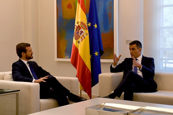 -Le Premier ministre espagnol Pedro Sanchez a rencontré le chef du Parti conservateur du peuple, Pablo Casado, au Palais de la Moncloa à Madrid, le 16 octobre 2019, un jour après que la police eut arrêté 51 personnes en Catalogne une nuit après de violentes manifestations, contestant l'emprisonnement de neuf dirigeants séparatistes pour leur rôle dans l'échec de la candidature à l'indépendance de 2017. Photo de PIERRE-PHILIPPE MARCOU / AFP via Getty Images