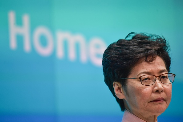 -La Directrice générale de Hong Kong, Carrie Lam, assiste à une conférence de presse à Hong Kong le 16 octobre 2019, après avoir tenté à deux reprises de commencer son discours politique annuel à l'Assemblée législative de la ville. Photo par ED JONES / AFP via Getty Images.