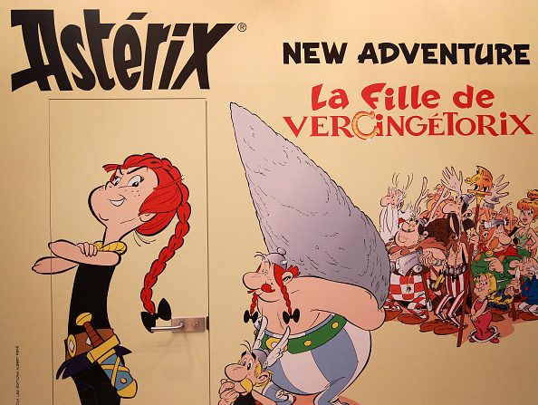 -Une publicité pour le roman graphique "La fille de Vercingétorix" d'Astérix est présentée au salon du livre de Francfort 2019, en Allemagne, le 17 octobre 2019. Photo de DANIEL ROLAND / AFP via Getty Images.