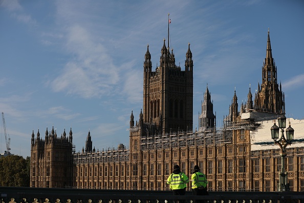 -Une photo montre le palais de Westminster abritant les chambres du Parlement dans le centre de Londres le 19 octobre 2019. Les députés britanniques se sont réunis samedi pour un vote historique sur l'accord du Premier ministre Boris Johnson sur le Brexit, une décision qui pourrait voir le Royaume-Uni quitter l'UE ce mois-ci ou plonger le pays dans une nouvelle incertitude. Photo par ISABEL INFANTES / AFP via Getty Images.