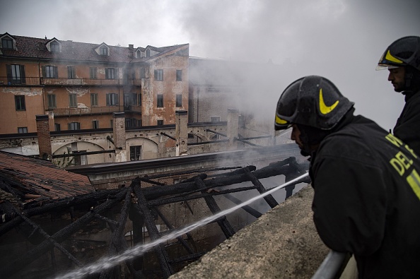 -Les pompiers surveillent le toit du bâtiment alors qu'ils travaillent sur le site après l'incendie qui s'est déclaré tôt le 21 octobre 2019 sur le site du patrimoine mondial de l'UNESCO "Ecurie royale" à Turin. L’écurie royale a été construite il y a 300 ans en tant qu'académie militaire pour officiers supérieurs de la Maison royale de Savoie. Photo de MARCO BERTORELLO / AFP via Getty Images.