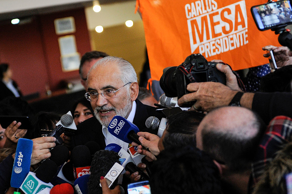 -Carlos Mesa, s'entretient avec la presse après la publication des résultats partiels de l'élection présidentielle à La Paz, en Bolivie, le 21 octobre 2019. Evo Morales, en quête d’un quatrième mandat controversé a conduit dimanche à la course à l'élection présidentielle en Bolivie. Morales a obtenu 45% des voix contre 38% des voix de Mesa, a annoncé le Tribunal électoral suprême. Photo de JORGE BERNAL / AFP via Getty Images.