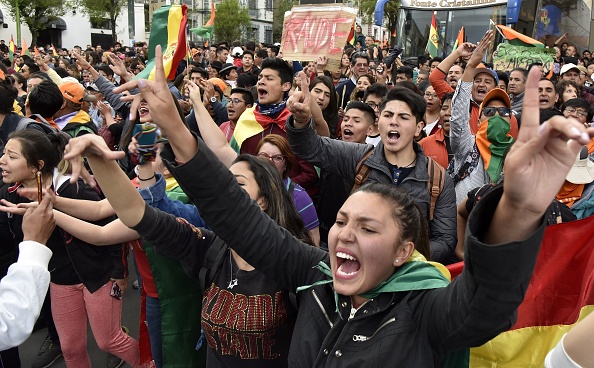 -Evo Morales, en quête d'un quatrième mandat controversé, a dirigé dimanche la course à l'élection présidentielle en Bolivie, mais devait face à un second tour historique au second tour contre Mesa, selon des résultats partiels. Morales a obtenu 45% des voix contre 38% des voix de Mesa, a annoncé le Tribunal électoral suprême. La plupart des votes ayant été comptés. Photo par AIZAR RALDES / AFP via Getty Images.