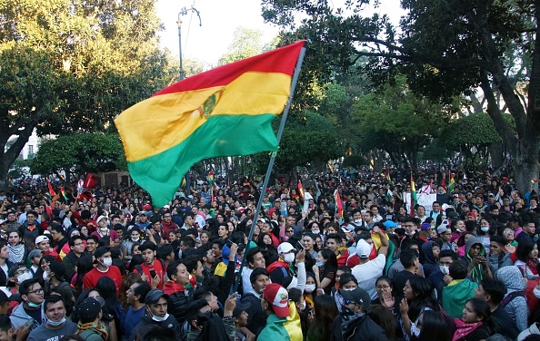 -Les citoyens protestent contre le tribunal électoral départemental à Sucre, en Bolivie, le 22 octobre 2019. À la suite des résultats des élections, des groupes d'opposition en Bolivie ont appelé mardi à une grève générale à l'échelle nationale, à la suite de protestations violentes contre les résultats des élections. Photo de JOSE LUIS RODRIGUEZ / AFP via Getty Images.